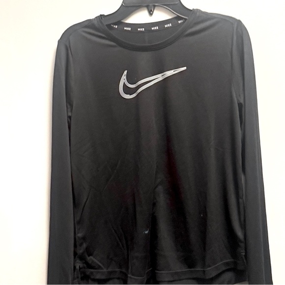 Nike Girls' Dri-fit Graphic Long-Sleeve
Training Top Black, polyester sweater - Picture 6 of 8